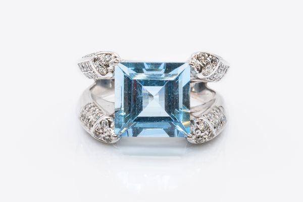 AN AQUAMARINE AND DIAMOND RING