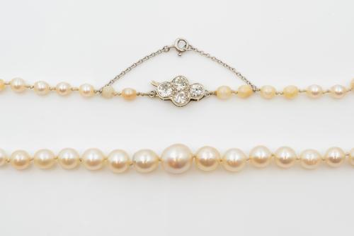 A SINGLE ROW OF GRADUATED CULTURED PEARLS WITH A DIAMOND CLASP