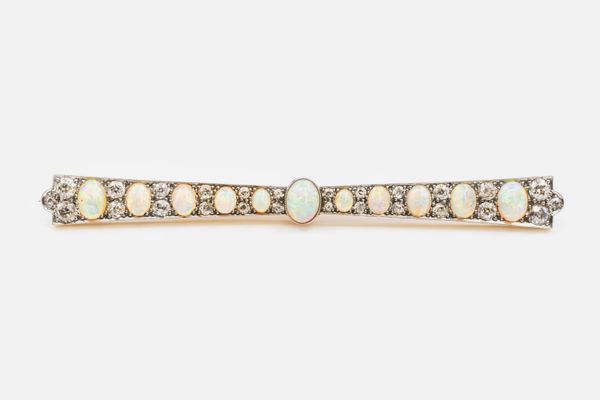 AN EARLY 20TH CENTURY OPAL DIAMOND BAR BROOCH