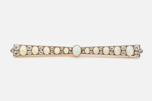 AN EARLY 20TH CENTURY OPAL DIAMOND BAR BROOCH