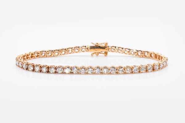 A 7.00 CARAT DIAMOND TENNIS BRACELET