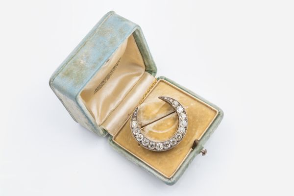 A VICTORIAN DIAMOND CRESCENT BROOCH