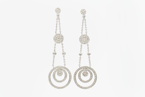 A PAIR OF DIAMOND DROP EARRINGS