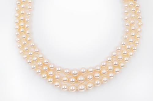 A THREE ROW PEARL NECKLACE WITH DIAMOND CLASP