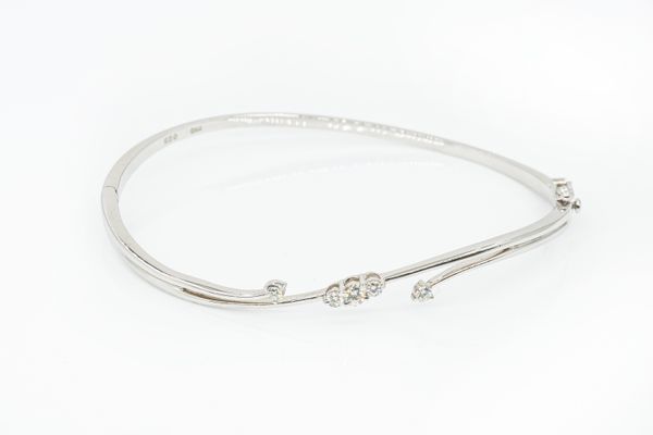 A DIAMOND OVAL HINGED BANGLE