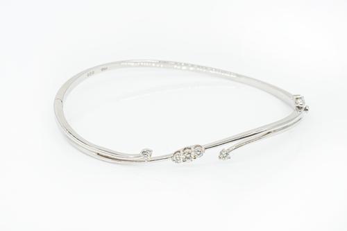 A DIAMOND OVAL HINGED BANGLE