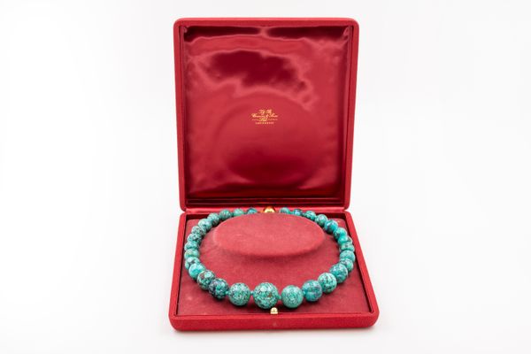 A LARGE TURQUOISE BEAD NECKLACE