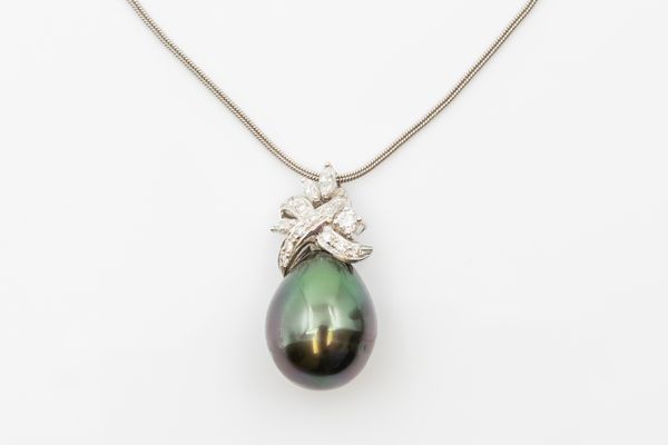 A PEARL AND DIAMOND PENDANT AND CHAIN