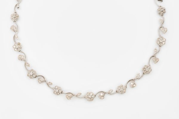 A FLORAL DIAMOND NECKLACE