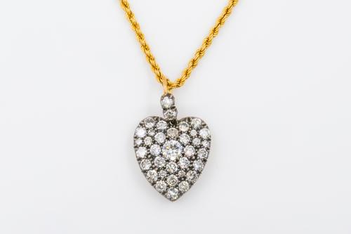 A HEART SHAPED DIAMOND PENDANT LOCKET AND CHAIN