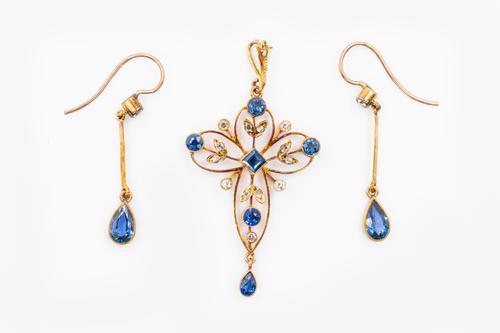 A SAPPHIRE AND DIAMOND PENDANT AND EARRING SET
