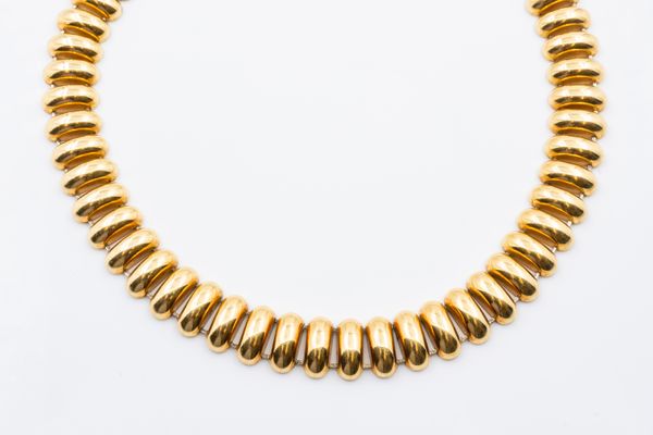 AN 18CT GOLD COLLAR NECKLACE