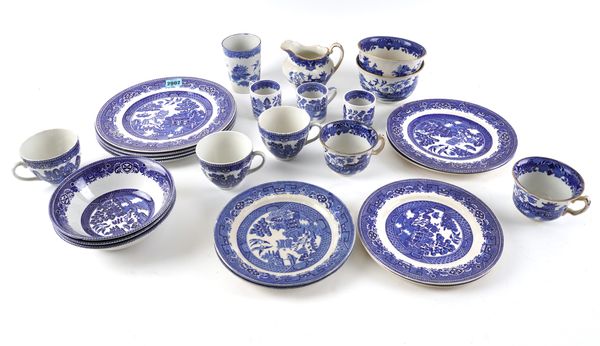 A LARGE GROUP OF BLUE AND WHITE CERAMICS, MOSTLY OLD WILLOW PATTERN