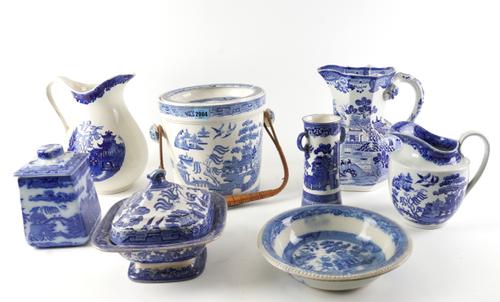 A LARGE GROUP OF BLUE AND WHITE CERAMICS, MOSTLY OLD WILLOW PATTERN
