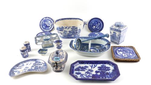 A LARGE GROUP OF BLUE AND WHITE CERAMICS, MOSTLY OLD WILLOW PATTERN
