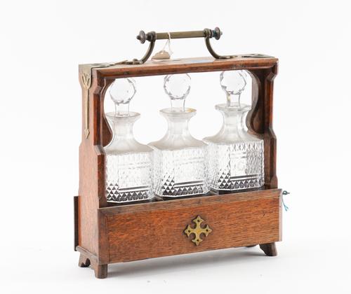 AN EARLY 20TH CENTURY OAK LOCKING TANTALUS