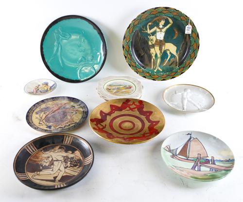 A LARGE QUANTITY OF MID CENTURY DECRATIVE PLATES (QTY)