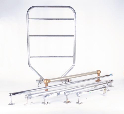 A GROUP OF MID 20TH CENTURY CHROME AND BRASS TOWEL RAILS AND BANNISTER FITTINGS (QTY)
