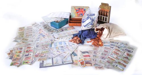 A QUANTITY OF LOOSE CIGARETTE CARDS AND COINS