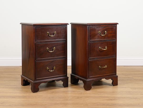 A PAIR OF MAHOGANY THREE DRAWER BEDSIDE CHESTS (2)