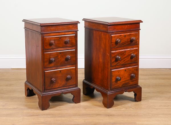 A PAIR OF MAHOGANY THREE DRAWER BEDSIDE CHESTS (2)