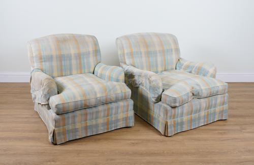 HOWARD & SON; A PAIR OF EARLY 20TH CENTURY EASY ARMCHAIRS (2)