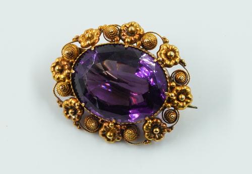 A VICTORIAN GOLD AND AMETHYST BROOCH