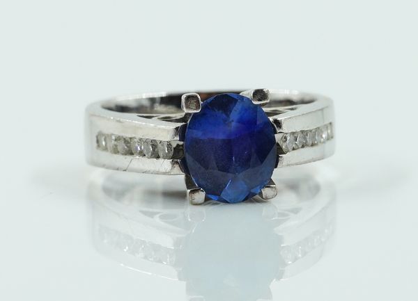 A WHITE GOLD, SAPPHIRE AND DIAMOND RING