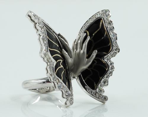 A WHITE GOLD, DIAMOND AND BLACK ENAMELLED RING