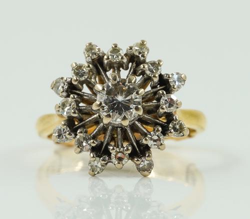 A GOLD AND DIAMOND CLUSTER RING