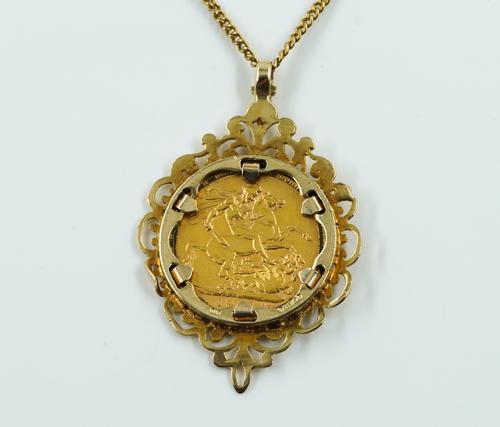 A SOVEREIGN PENDANT AND CHAIN