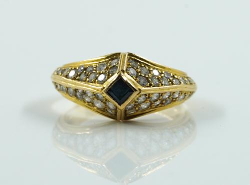 A SAPPHIRE DIAMOND RING