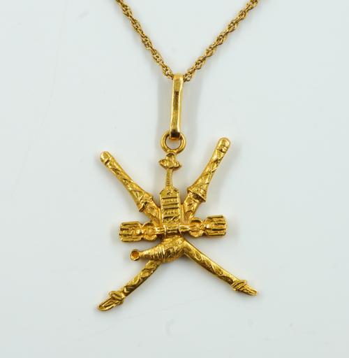 A GOLD MILITARY PENDANT