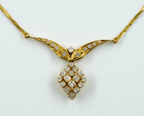 A DIAMOND PENDANT NECKLACE