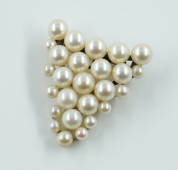 A CULTURED PEARL BROOCH