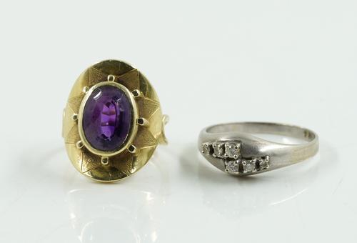 A DIAMOND RING AND AN AMETHYST RING
