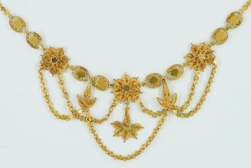 A GOLD FILIGREE NECKLACE