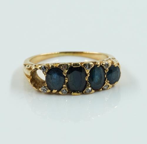 A GOLD, SAPPHIRE AND DIAMOND RING