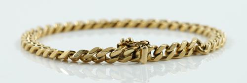 A GOLD CURB LINK BRACELET
