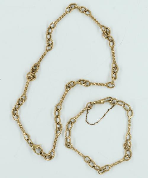 A MATCHING GOLD NECKLACE AND BRACELET SET