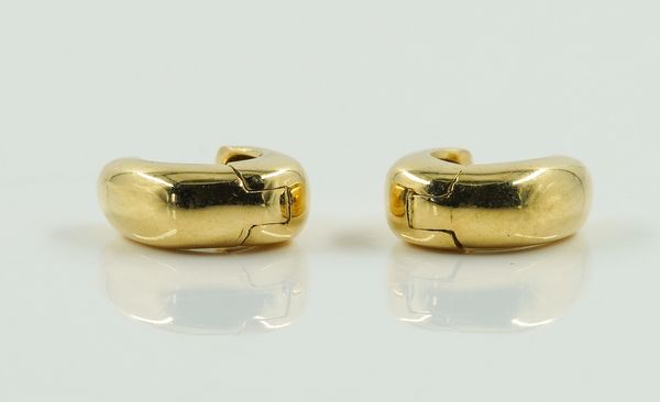 A PAIR OF 18CT GOLD EARRINGS