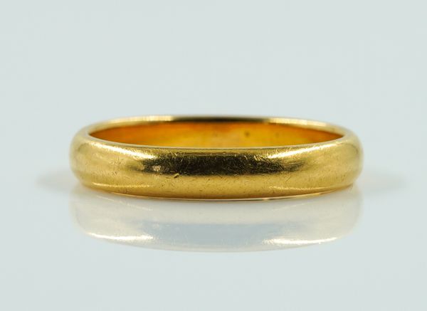 A 22CT GOLD PLAIN WEDDING RING