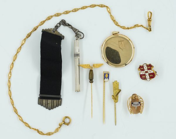 A GROUP OF JEWLLERY AND FURTHER ITEMS (9)