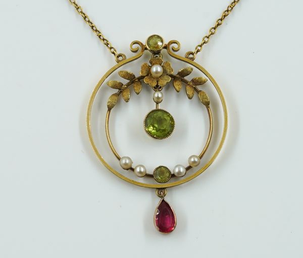 A GOLD, PERIDOT, SEED PEARL AND GEM SET PENDANT NECKLACE