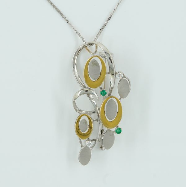 AN 18CT TWO COLOUR GOLD, DIAMOND AND EMERALD PENDANT BROOCH, WITH AN 18CT WHITE GOLD NECKCHAIN (2)