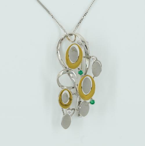 AN 18CT TWO COLOUR GOLD, DIAMOND AND EMERALD PENDANT BROOCH, WITH AN 18CT WHITE GOLD NECKCHAIN (2)