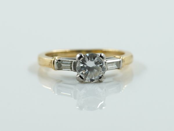 A YELLOW AND WHITE GOLD DIAMOND RING