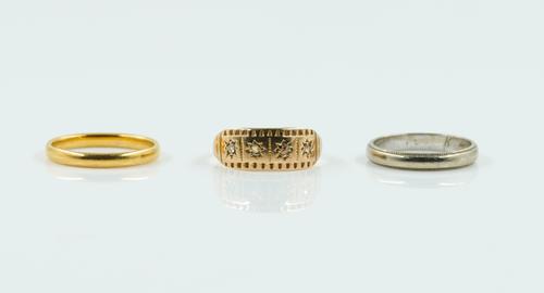 A GOLD AND DIAMOND RING AND TWO WEDDING RINGS (3)
