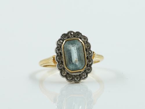 A GOLD, AQUAMARINE AND DIAMOND CLUSTER RING