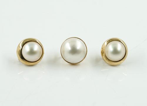 A PAIR OF 9CT GOLD AND MABE PEARL EARCLIPS AND ONE SINGLE GOLD AND MABE PEARL EARCLIP (3)